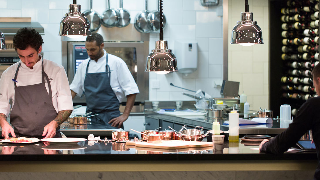 Cuisinier en action à Brasserie Paleo