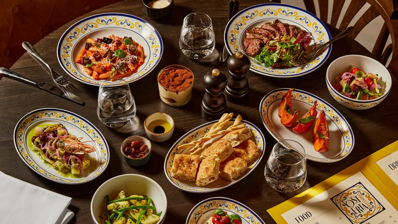 et bord med matretter fra Osteria della Nonna