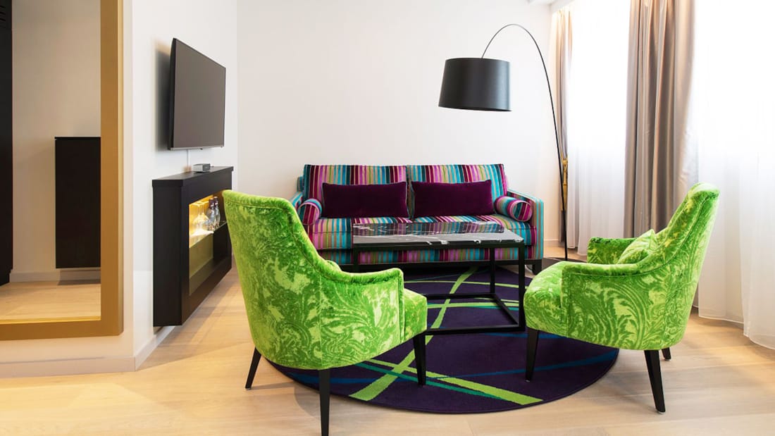 business room sofagruppe, tv og friske farver på interiøret