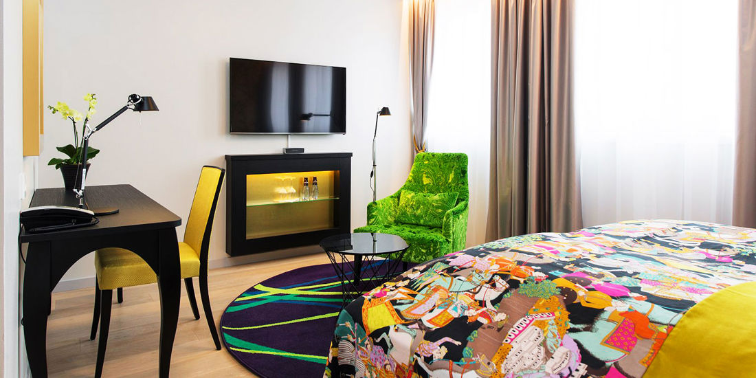 Suite met bed en zithoek in Thon Hotel Rosenkrantz Oslo