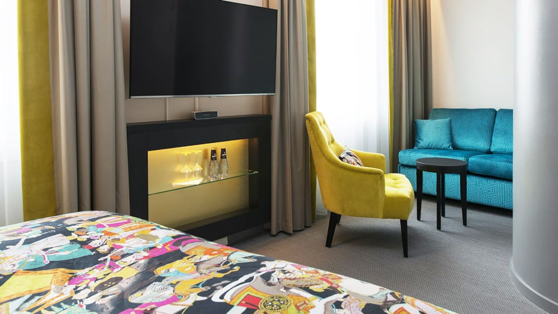 business room sofagruppe, tv og friske farger på interiøret