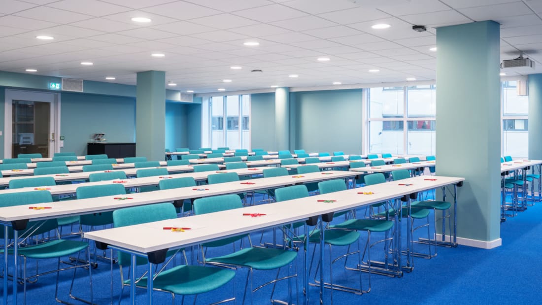 Konferencelokale Gyldenlakken klasseværelsesopsætning, projektor og lærred, 48 stole