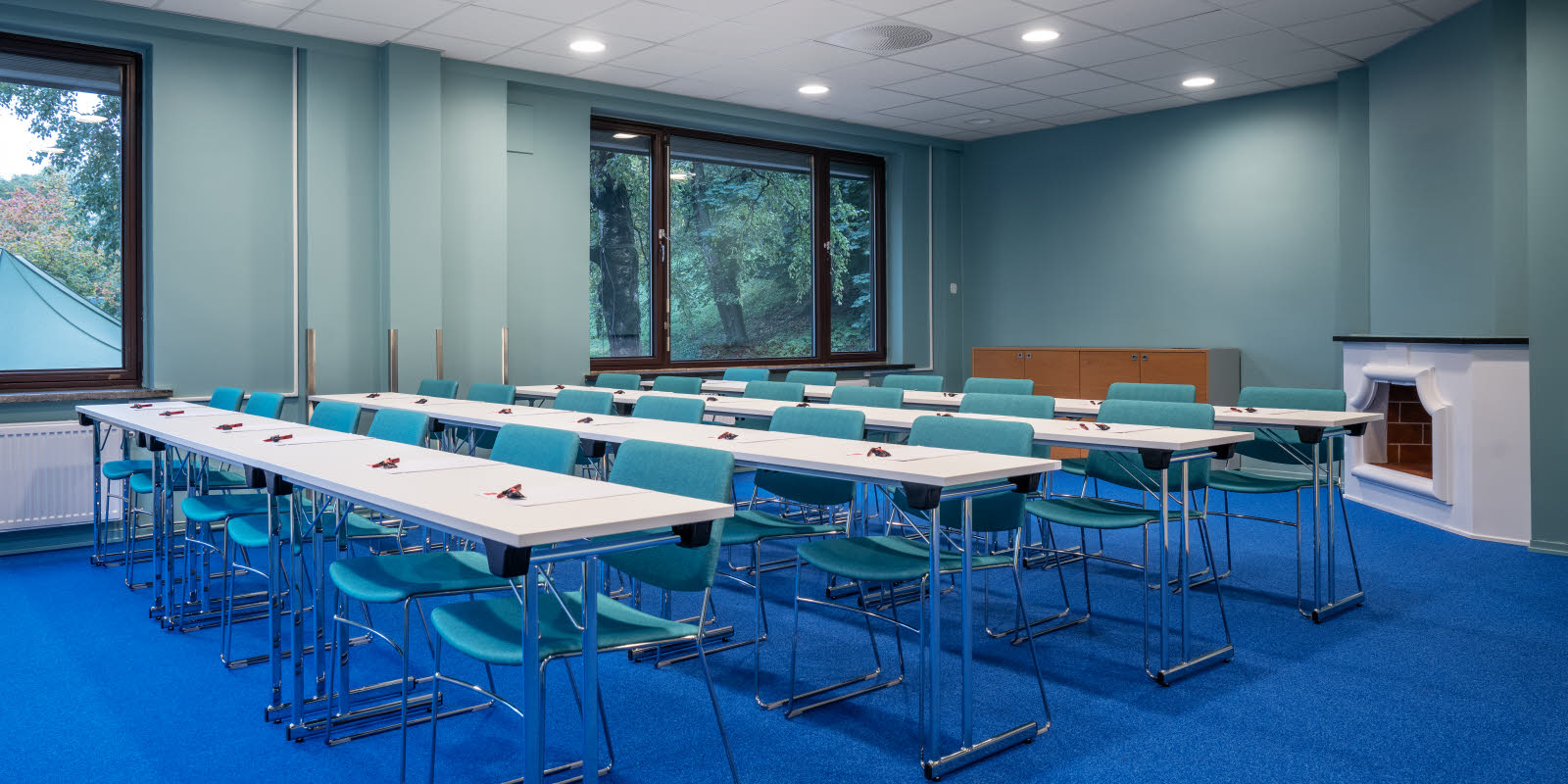 konferensrum wergeland sett framifrån, klassrumsmöblering, projektor i tak, fönster längst bak och på vänster sida, parkettgolv