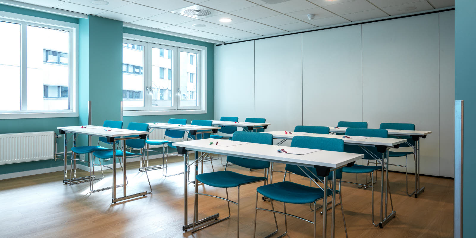 Skolrumsmöblering i mötesrum Eidsvoll 1 på Thon Hotel Slottsparken