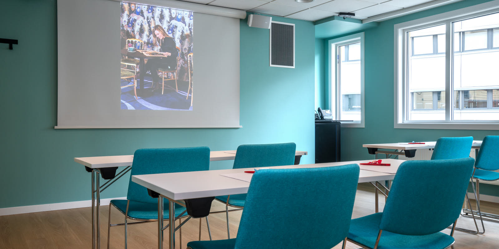 Skolrumsmöblering i mötesrum Eidsvoll 1 på Thon Hotel Slottsparken
