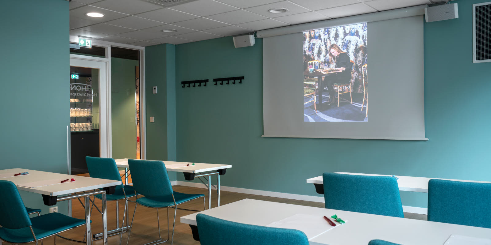 Skolrumsmöblering i mötesrum Eidsvoll 1 på Thon Hotel Slottsparken