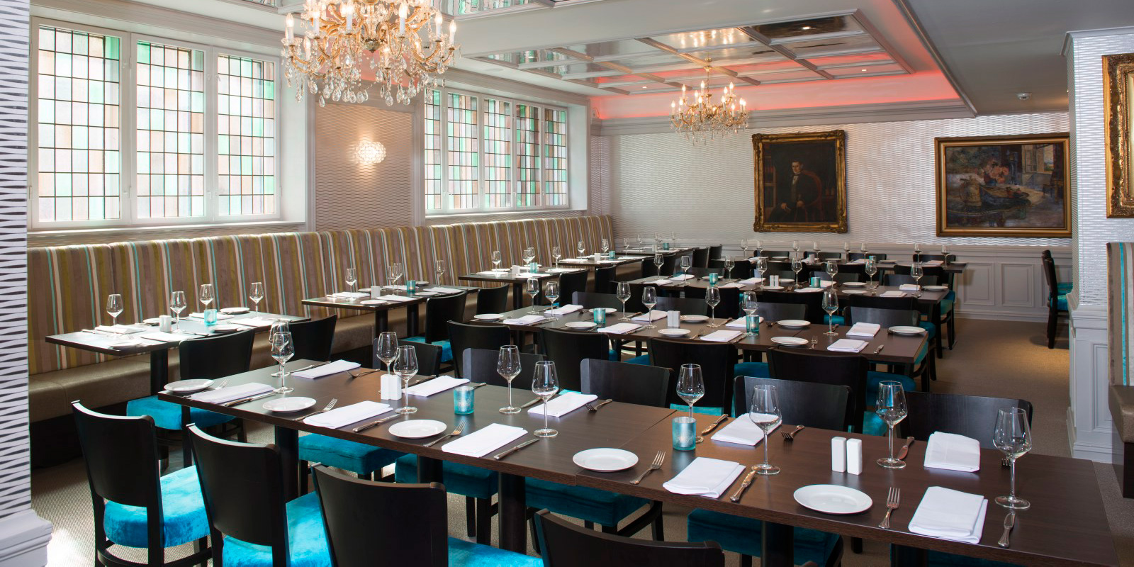 Dukade restaurangbord, snygg kvällsbelysning