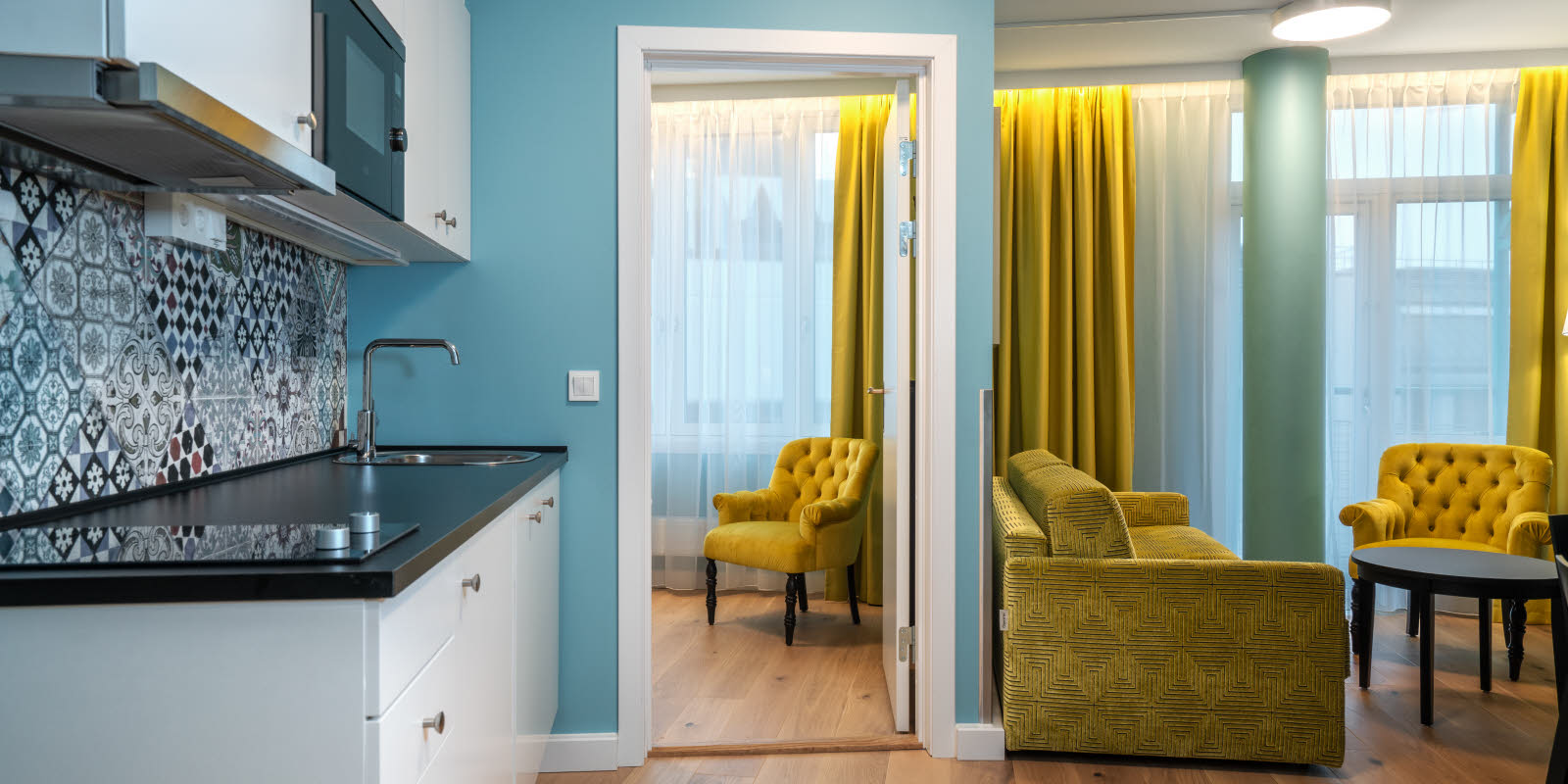 Køkken, indgang til soveværelse og siddegruppe i 2-værelses lejlighed på Thon Hotel Slottsparken