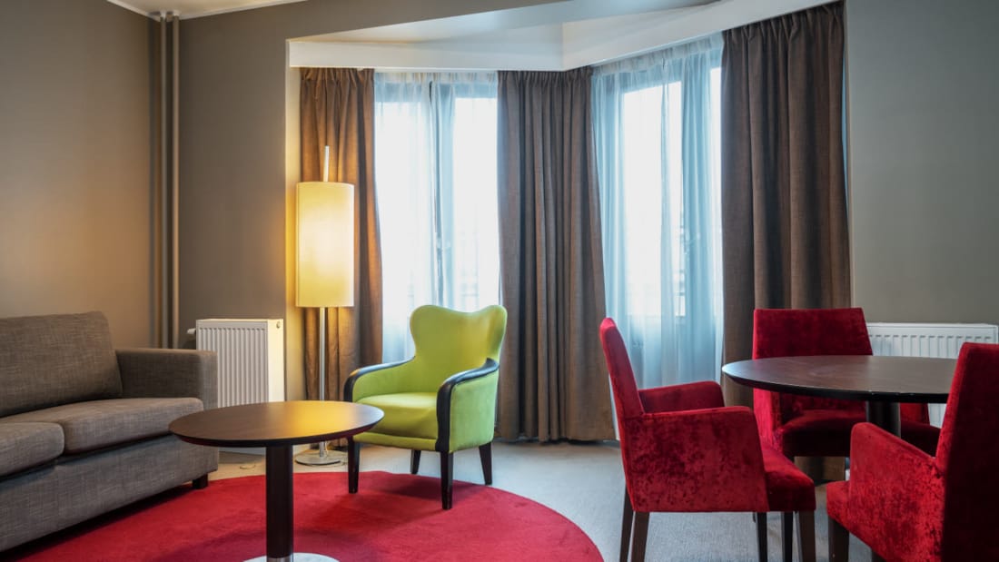 Stue med sofa og siddegruppe i business studiolejlighed på Thon Hotel Slottsparken Apartments