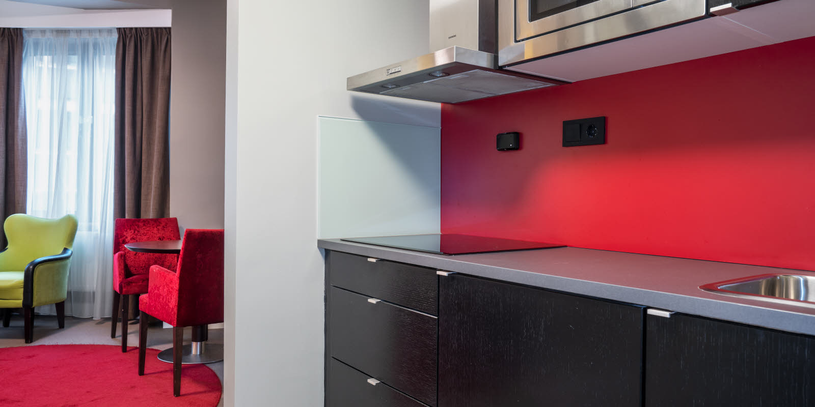 standard room double dobbeltseng og sitteplass ved siden av