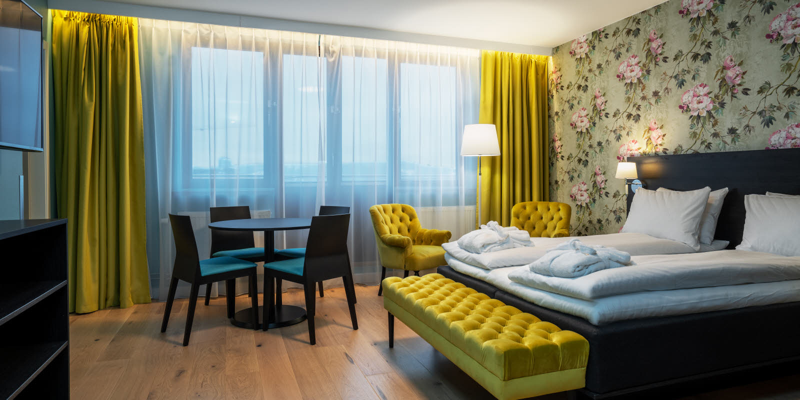 superior room dobbeltseng og rundbor med 4 stoler, vegg til vegg teppe, vindu med gardiner