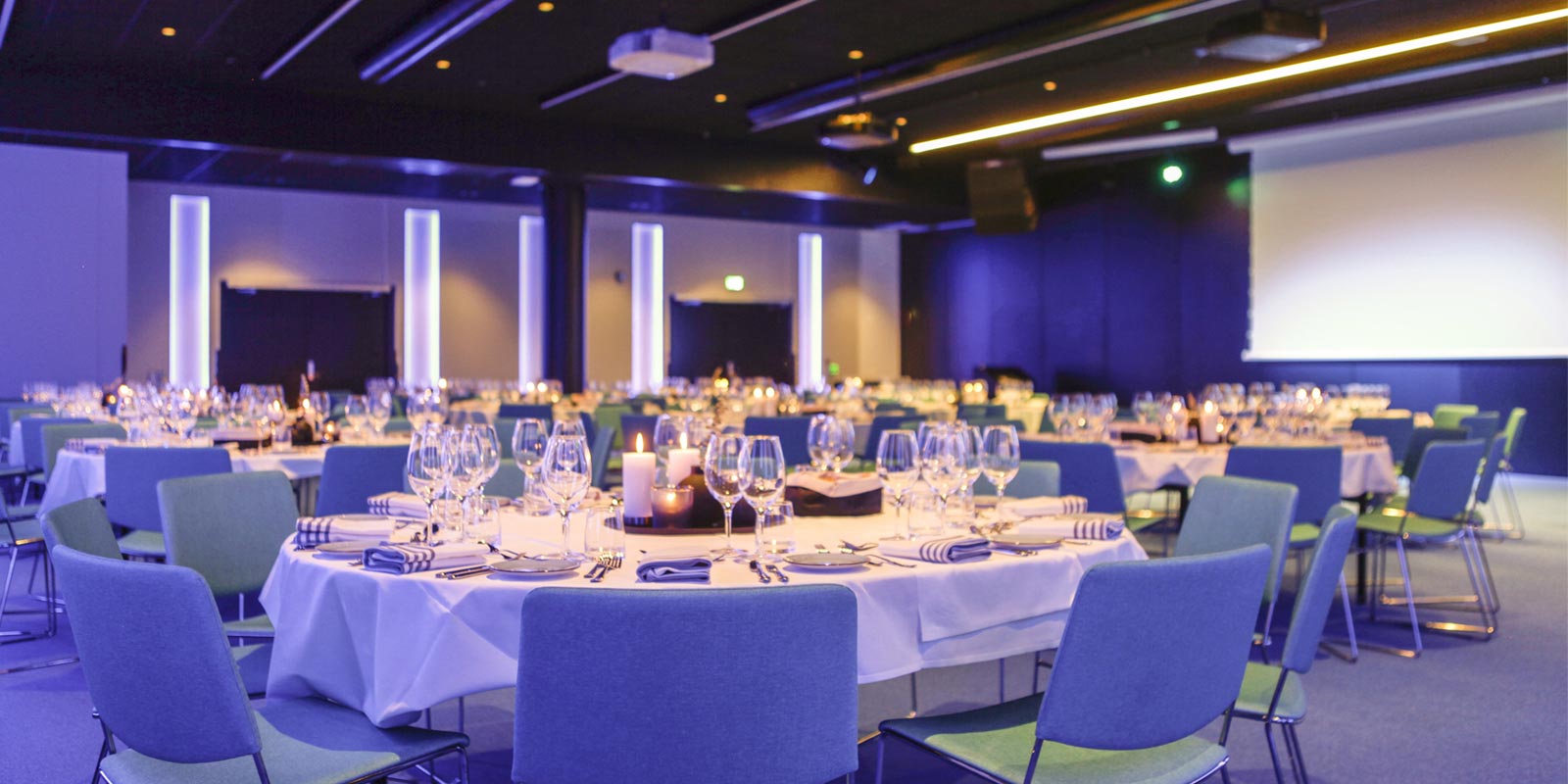 Banketopsætning i den største konferencesal