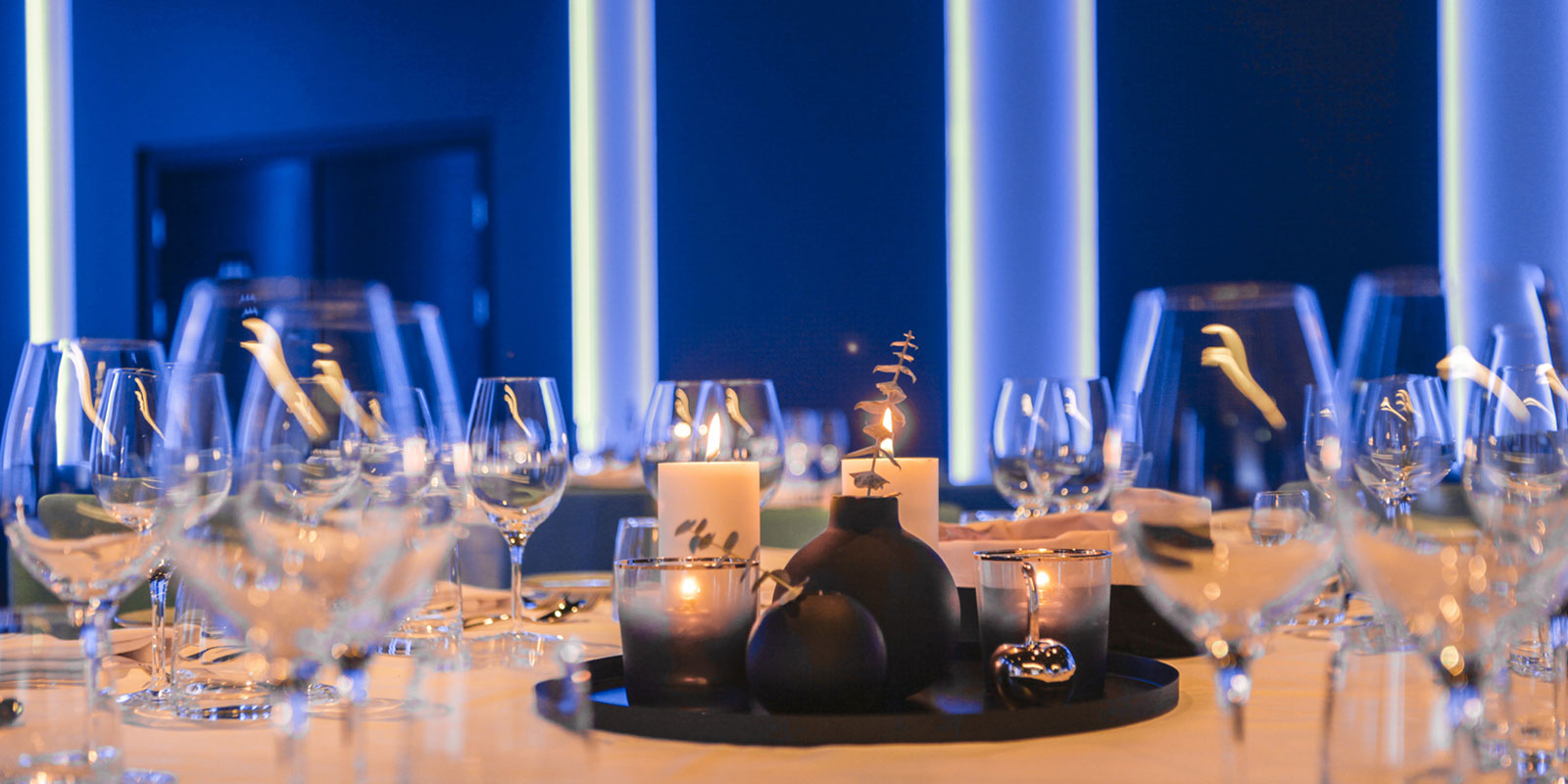 Dækket bord med banketopsætning i den største konferencesal