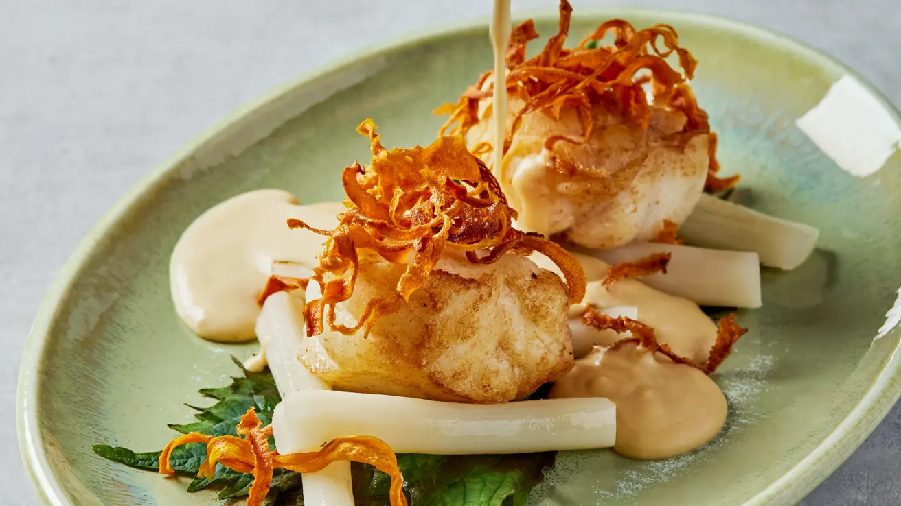 Utsnitt av tallerken med kamskjell, sett ovenfra.