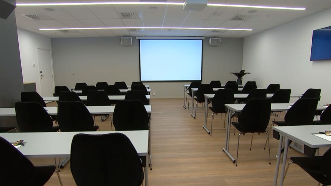 Mötesrum med plats för 75 personer med klassrumsmöblering