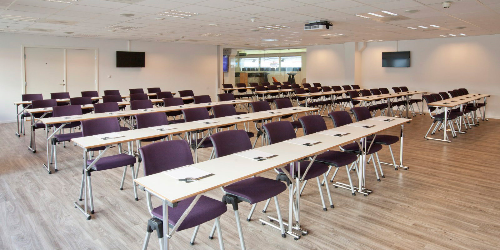 konferencesal solskjær, 72 pladser i klasseværelsesopsætning