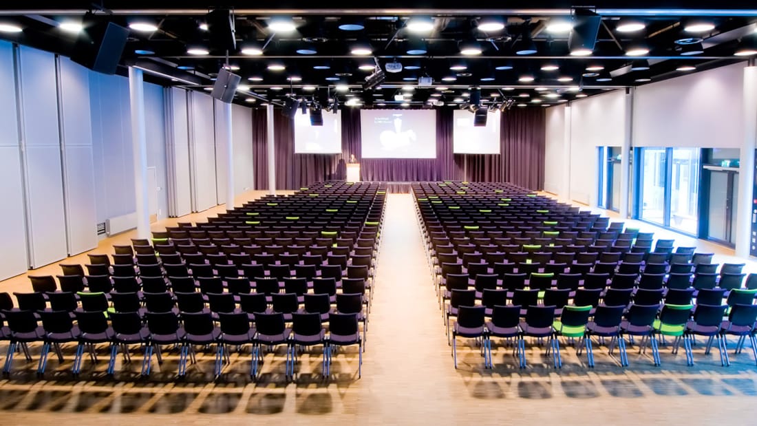 konferenssal med duk i bakkant av bild, stolmöblering, 450 platser