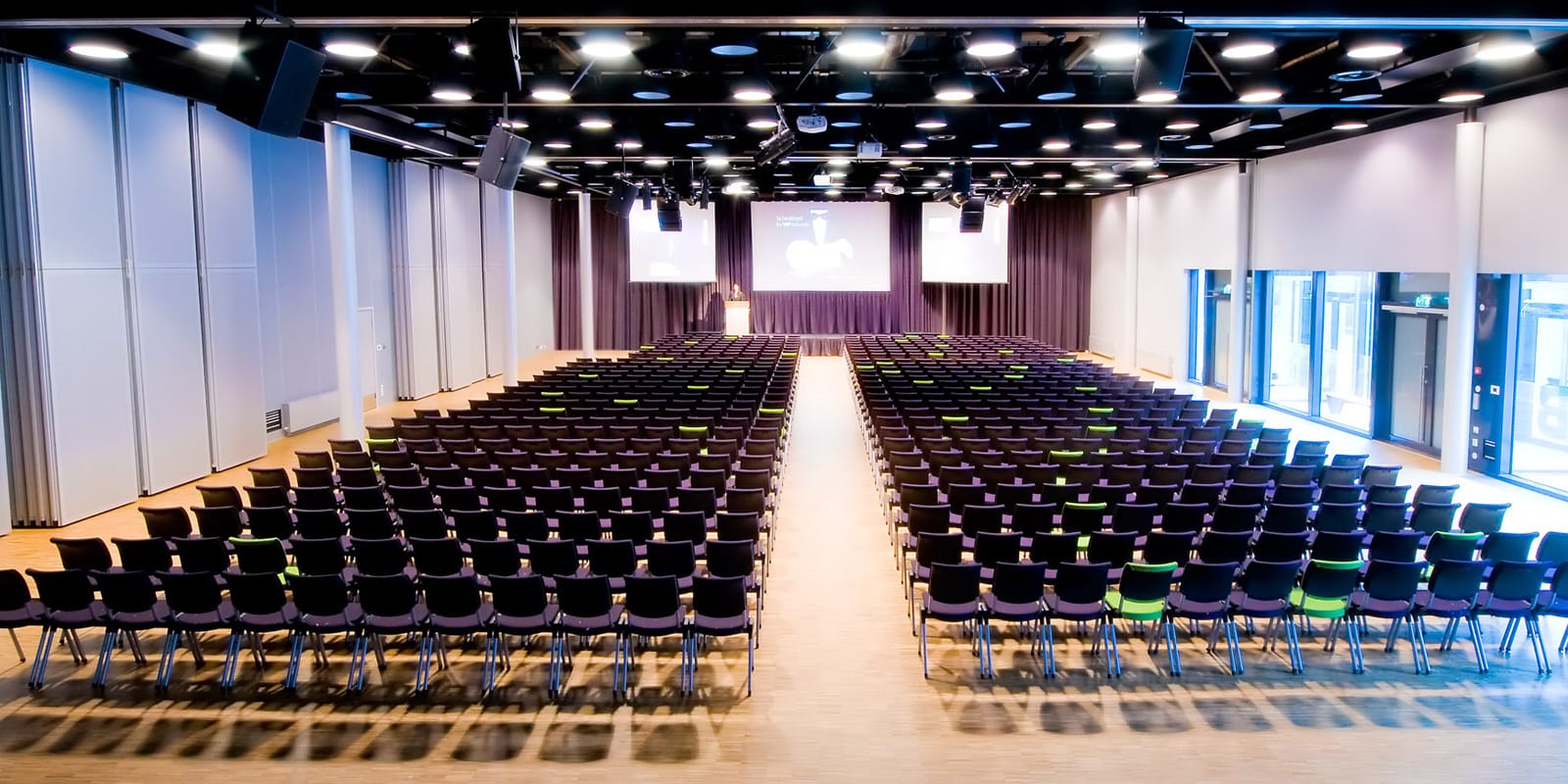 konferenssal med duk i bakkant av bild, stolmöblering, 450 platser