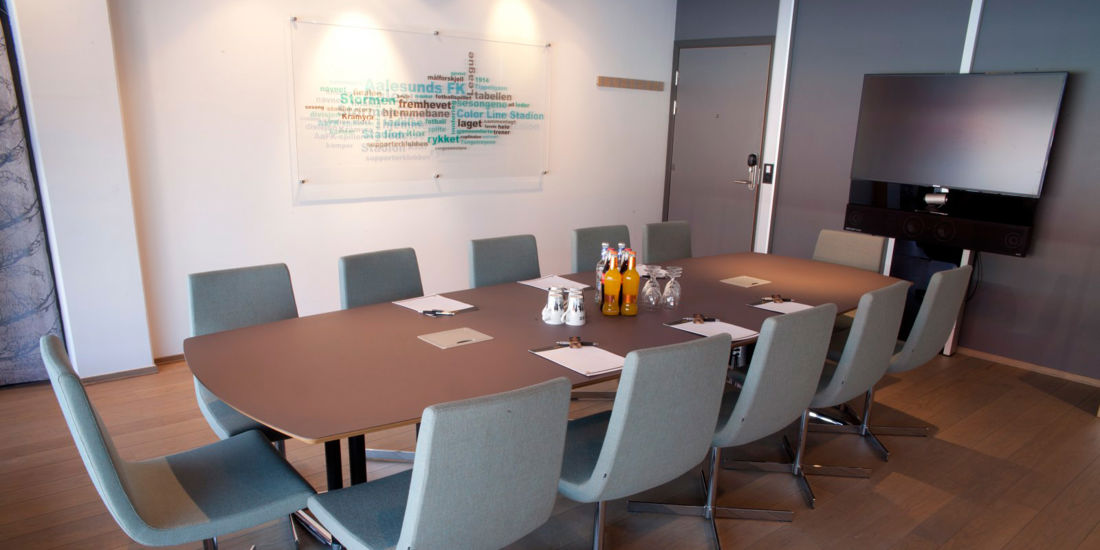Meeting room to seat 12