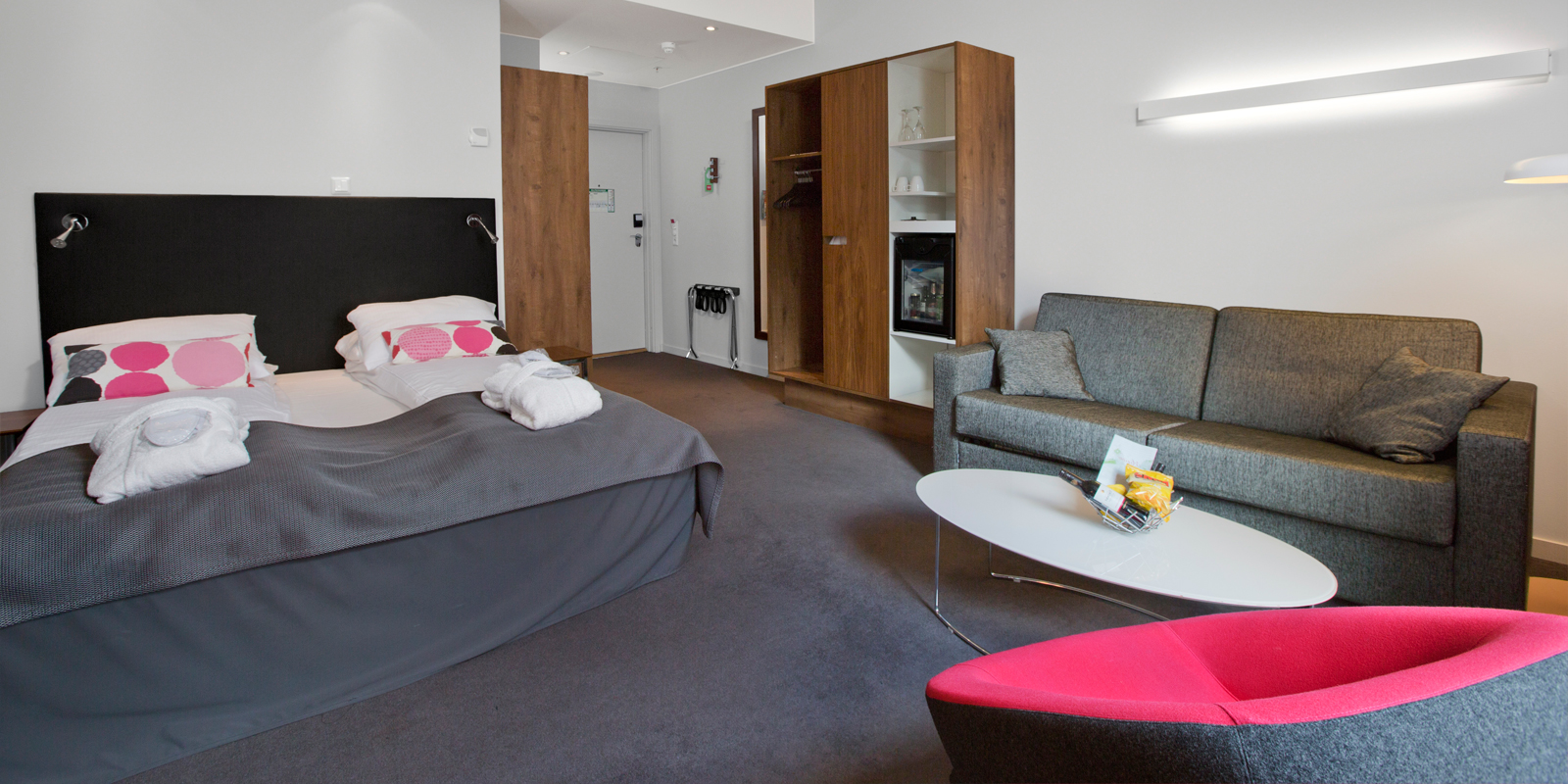 standard room triple family familierom dobbeltseng, sofagruppe, lenestol, sofabord, garderobeskap