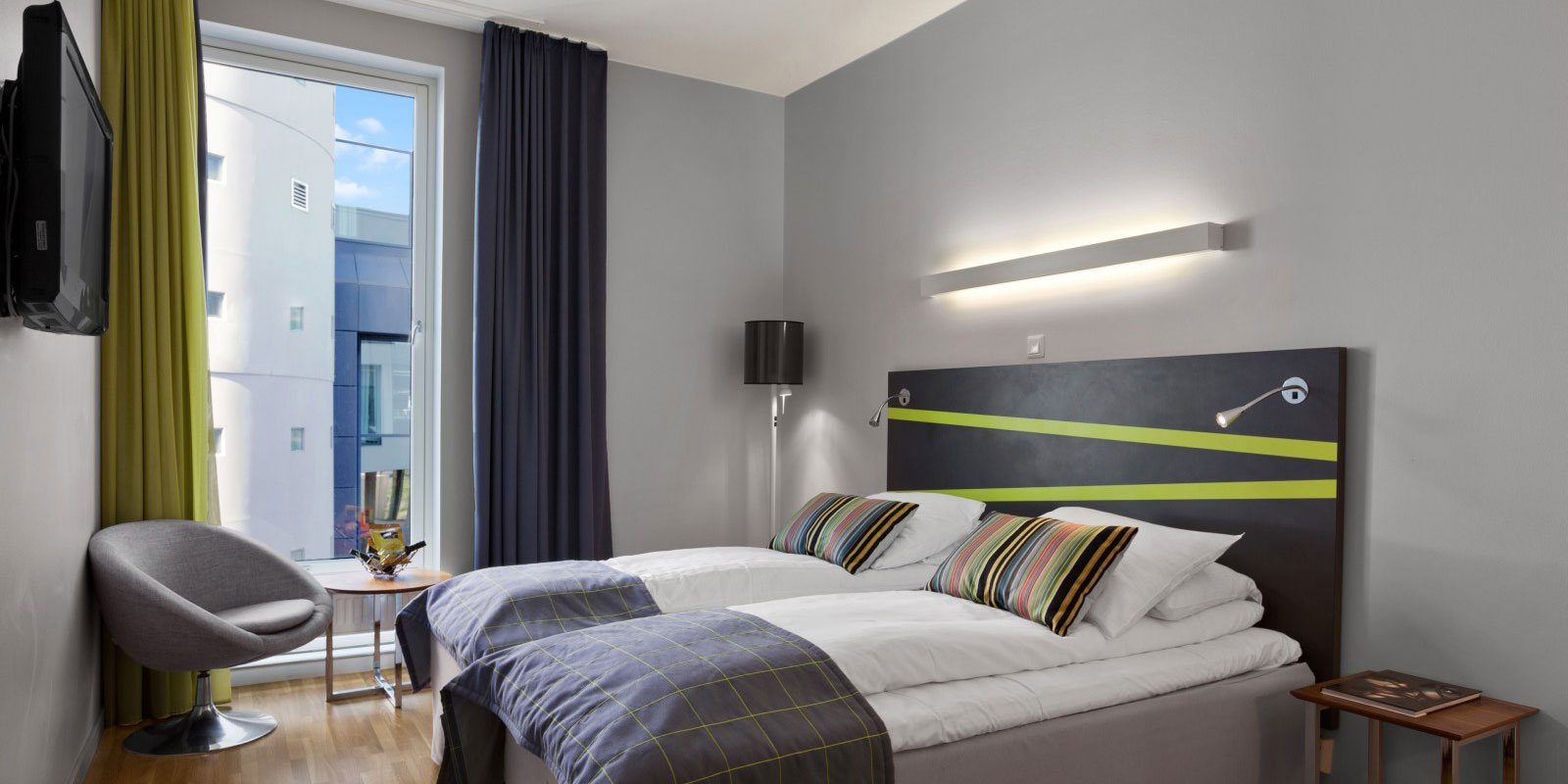 standard room twin dobbeltrom med to enkeltsenger, skrivebord, stol, garderobeskap, parkettgulv