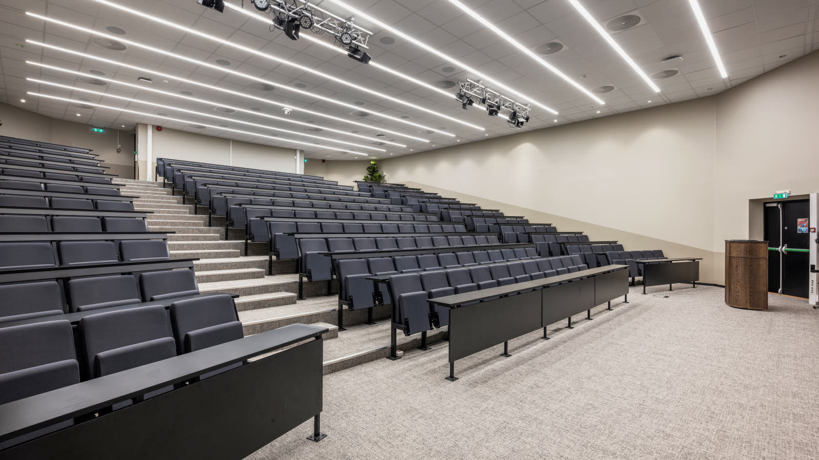 Konferansesal med kinooppsett.