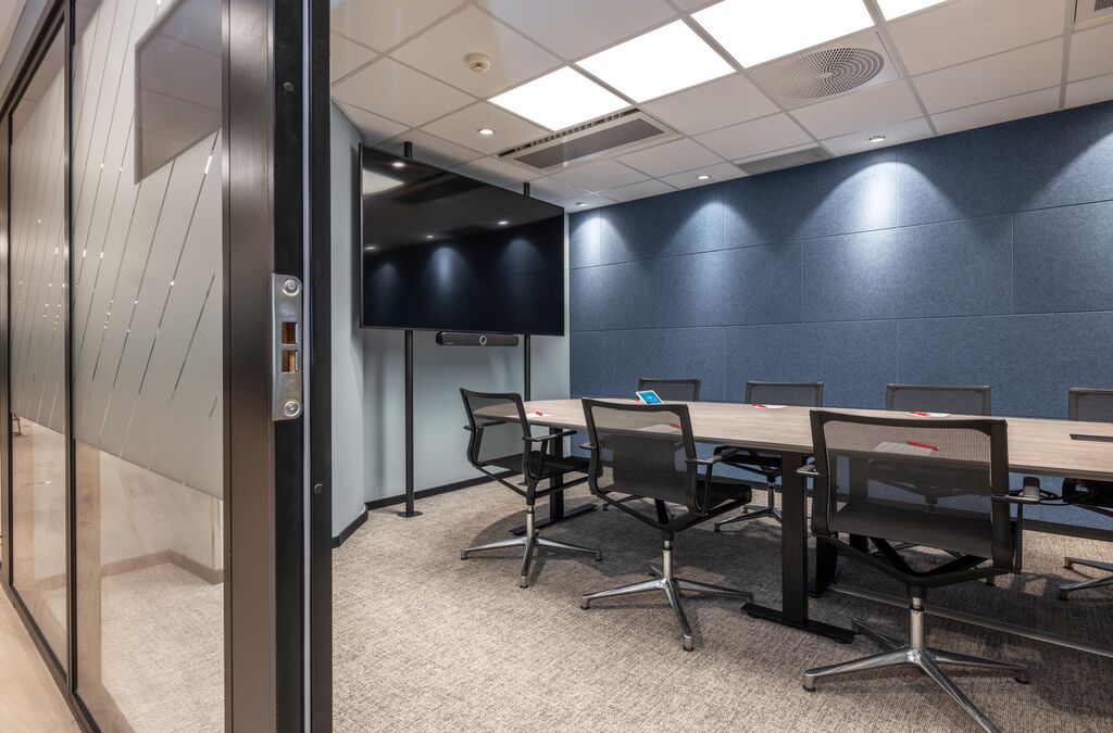 Møterom med styrebord oppsett