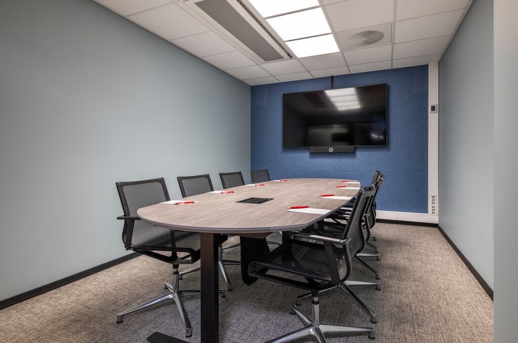Møterom med styrebord oppsett