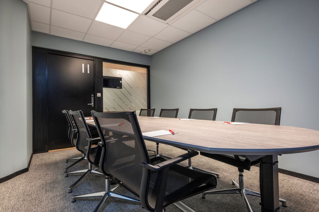 Møterom med styrebord oppsett