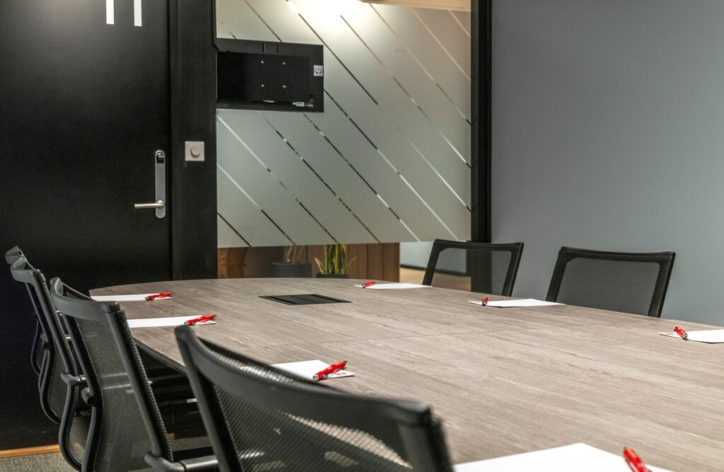 Møterom med styrebord oppsett