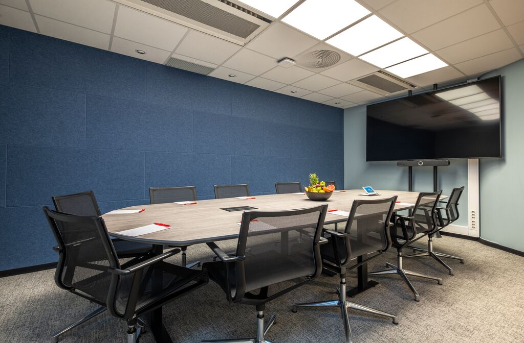Møterom med styrebord til flere personer