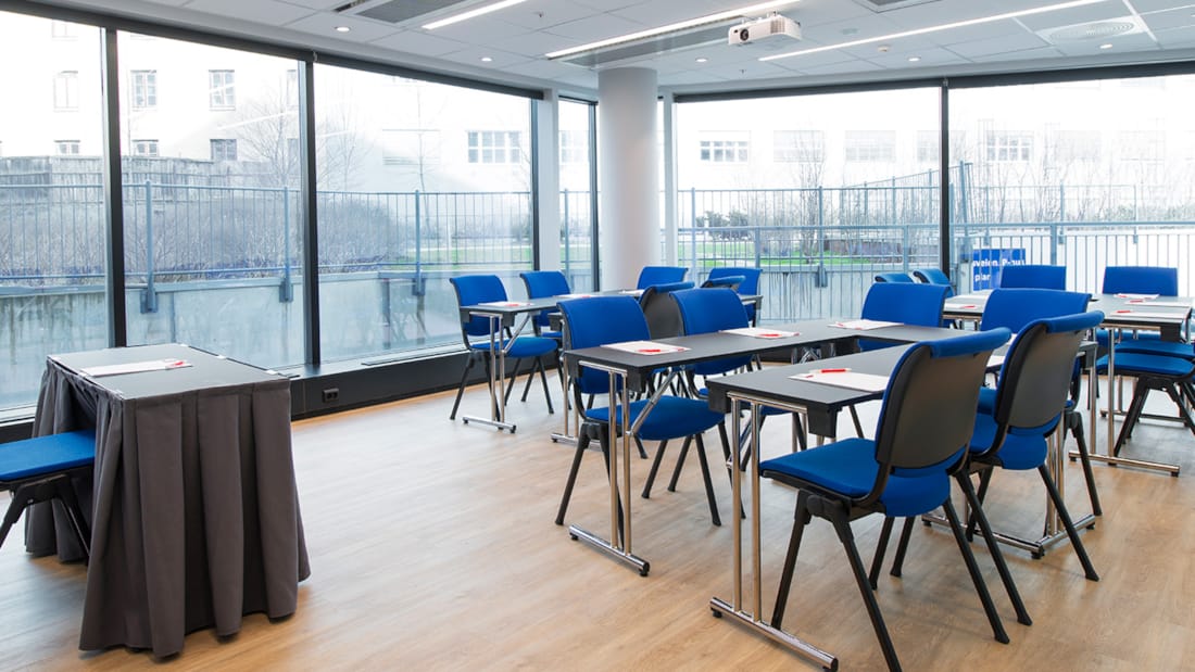 konferensrum frognerseteren, seminarie-/gruppmöblering, 18 stolar runt gruppbord, fönster med ljusinsläpp i rummet