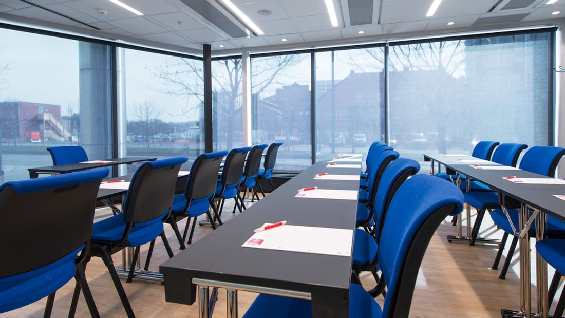 konferensrum midstuen, detaljbild av stolar och bord, fönster som släpper in ljus i rummet