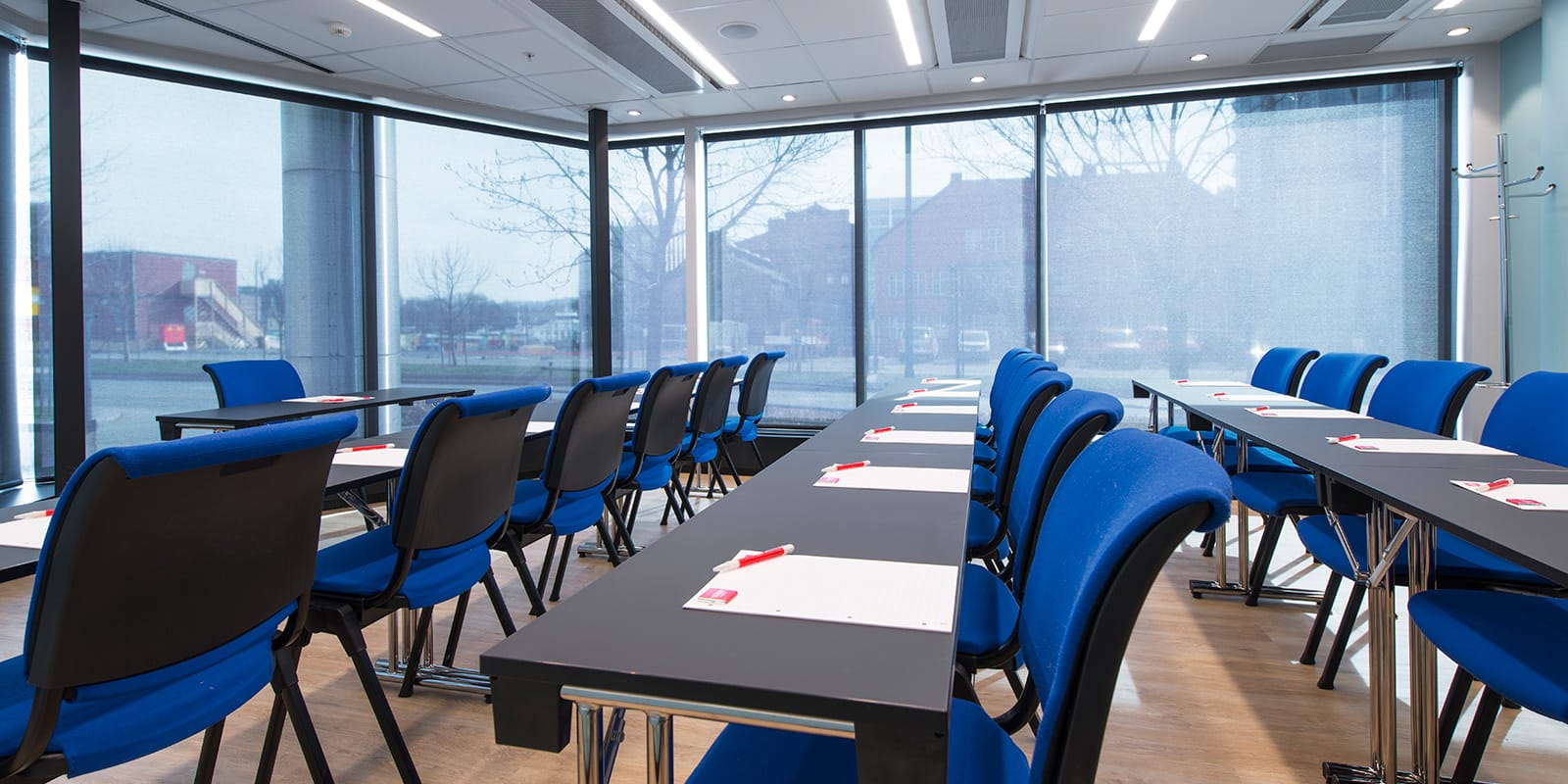 konferensrum midstuen, detaljbild av stolar och bord, fönster som släpper in ljus i rummet