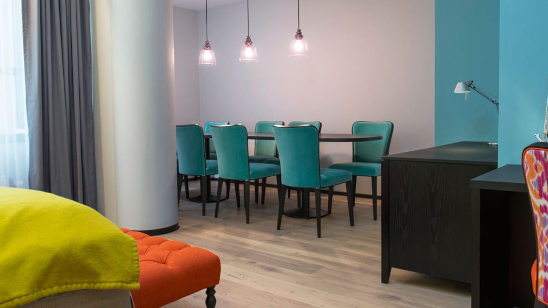 spisestuesektion på værelset med spisebord og 7 stole, kontrastfyldte farver