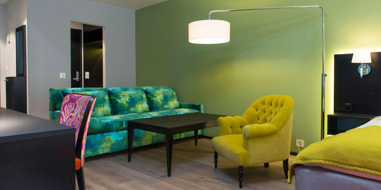 soffa, soffbord och fåtöljer, skrivbord och sängkant