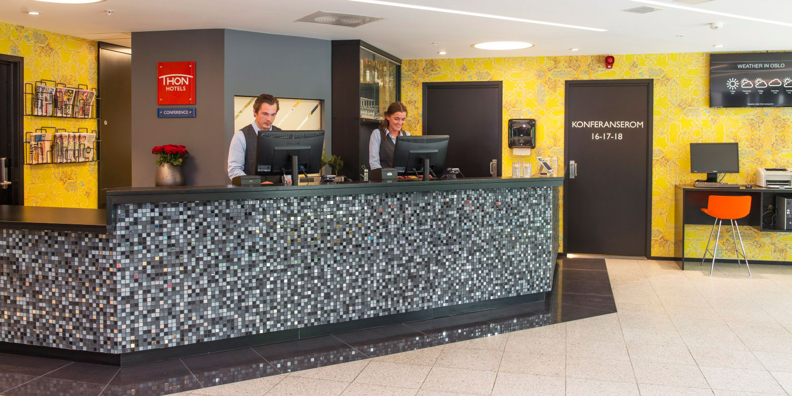 receptionsdisk, två receptionister som jobbar bakom disken, ingång till konferensrum