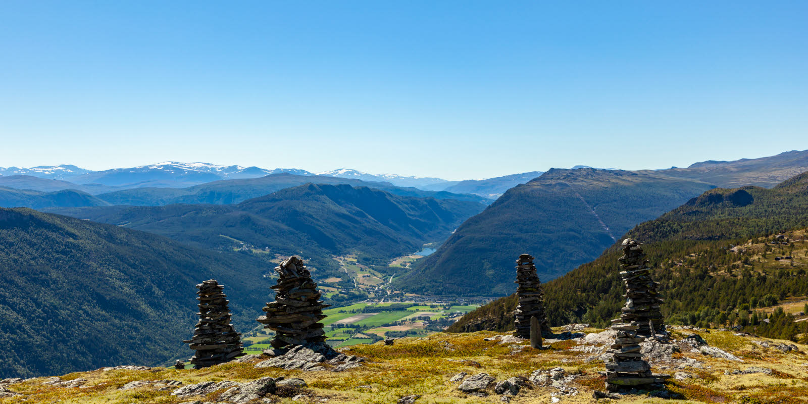 Fem steinvarder på Besseggen.