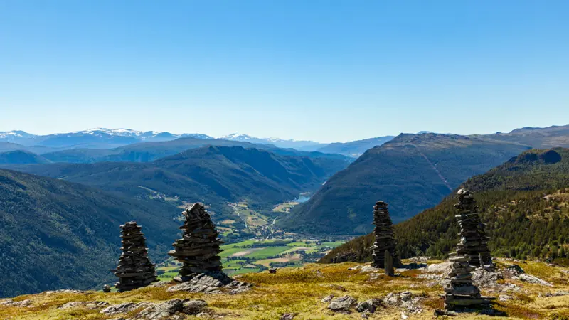 5 Wegzeichen auf dem Berggrat Besseggen.