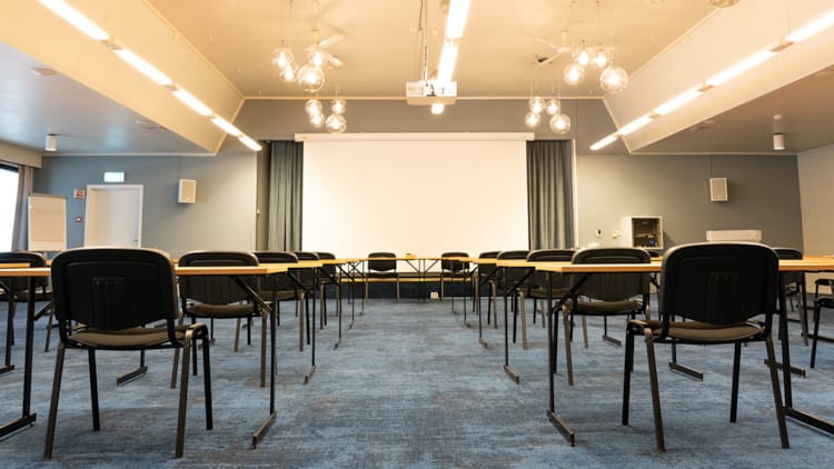 Salle de conférence en configuration salle de classe à l'hôtel Otta