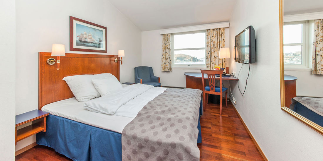 Bett im Zimmer mit Queen-Size-Bett im Thon Hotel Sandnes