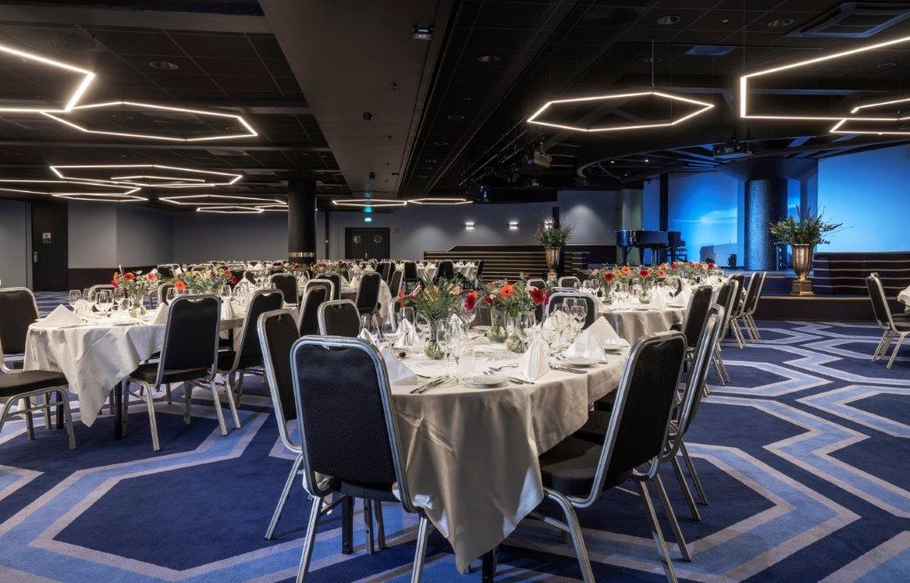 Fæder bord oppdekk mot scenen 