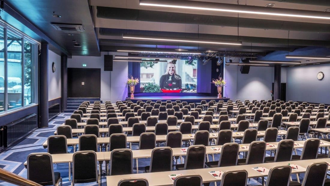 Konferencelokale med klasseværelse-opsætning med projektor