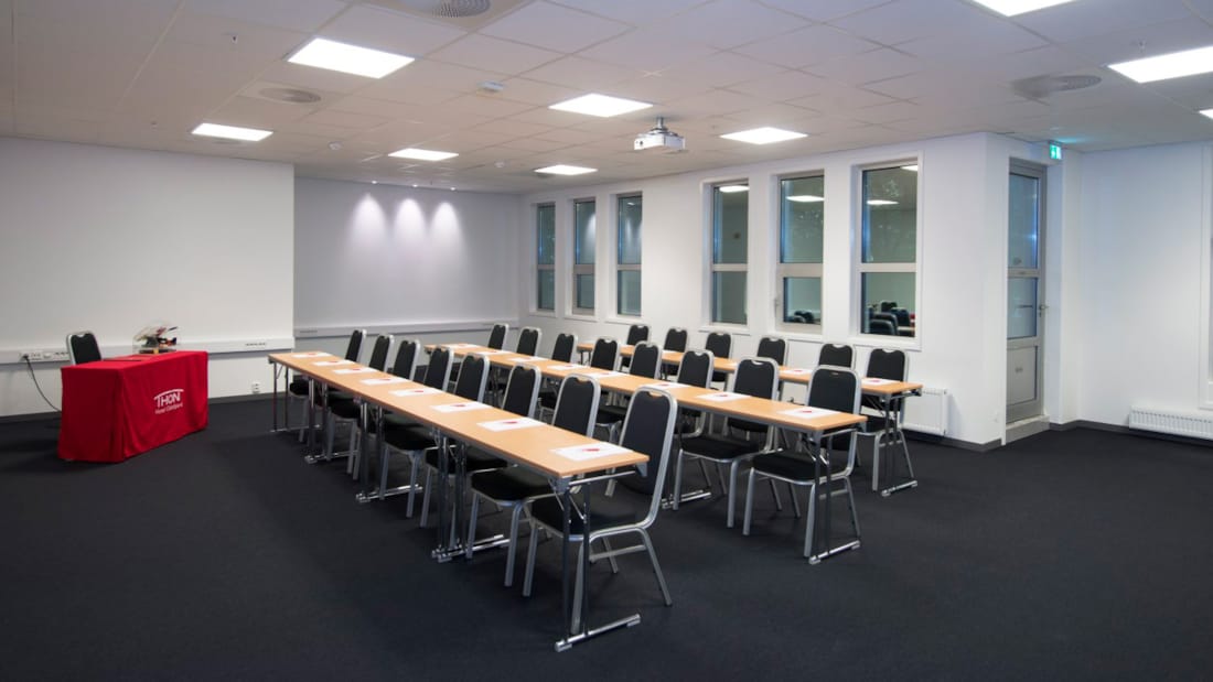 Salle de réunion en configuration salle de classe avec projecteur