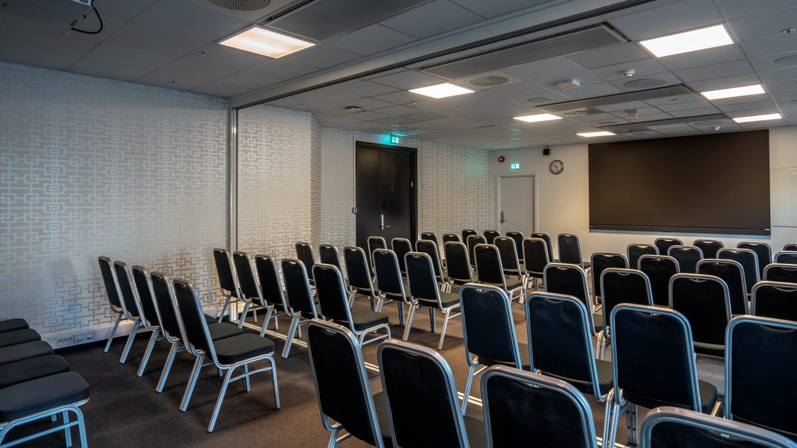 Besprechungsraum im Klassenzimmer-Layout mit blauen Stühlen und zwei Projektoren