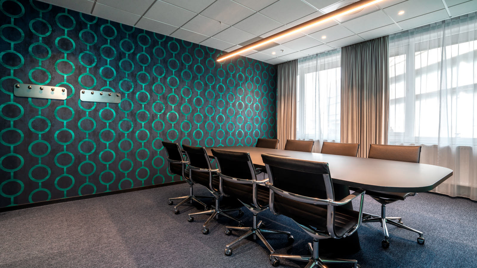 Detail van de pen en het notitieblok van het Thon Hotel