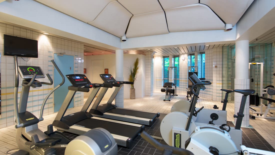 på Thon Hotel Oslofjord med träningsmaskiner, bland annat motionscykel och löpband