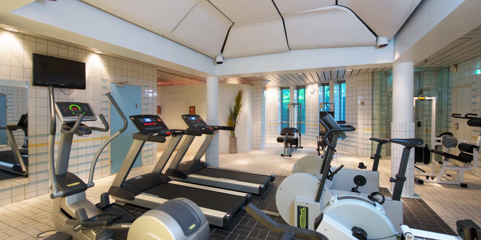 på Thon Hotel Oslofjord med träningsmaskiner, bland annat motionscykel och löpband