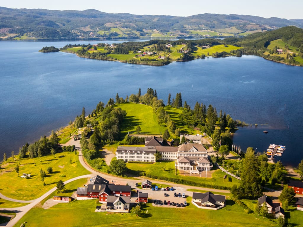  Luftfoto av Thon Partner Hotel Selbusjøen ved en innsjø.