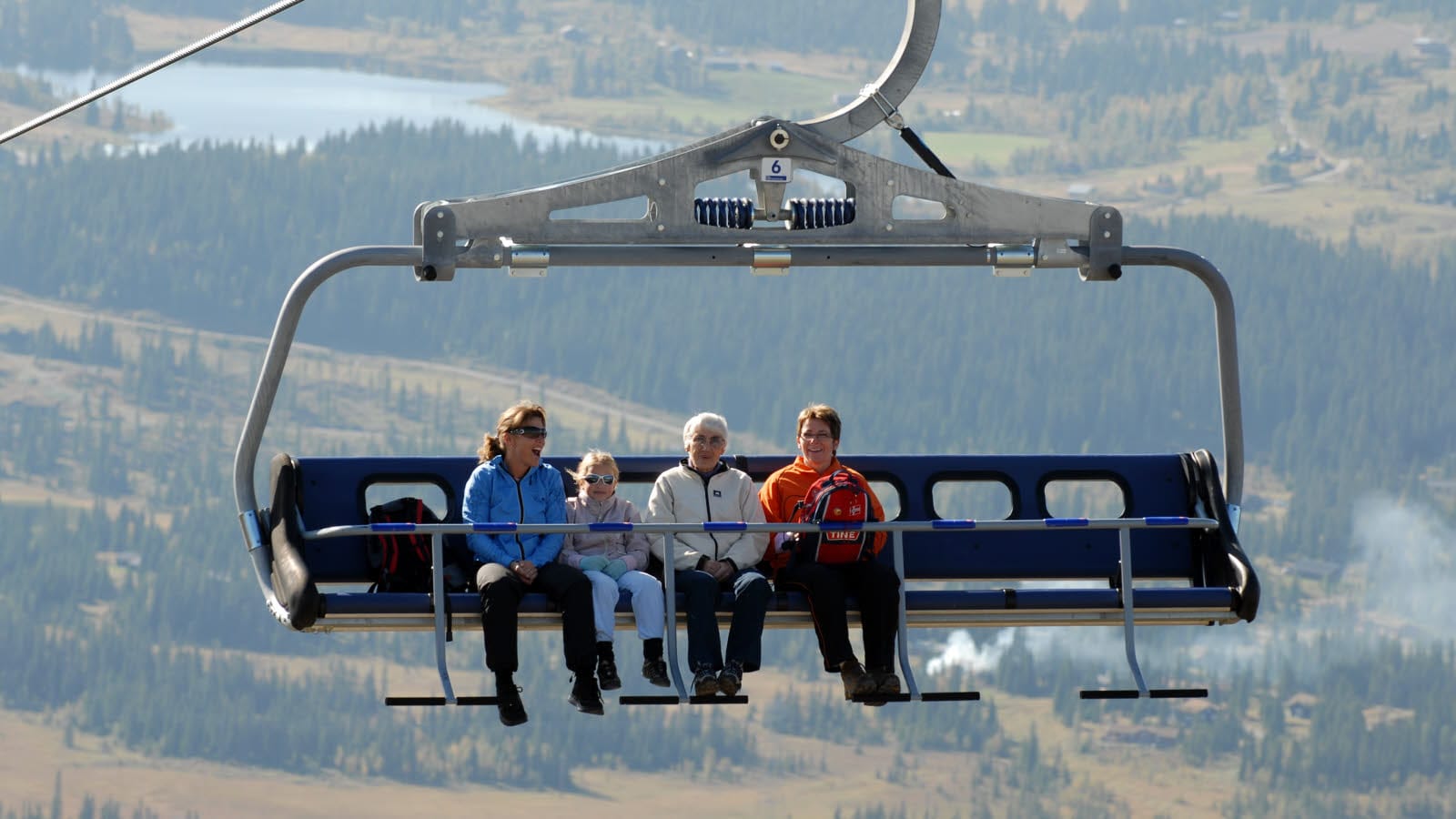Fire mennesker i en skiheis.